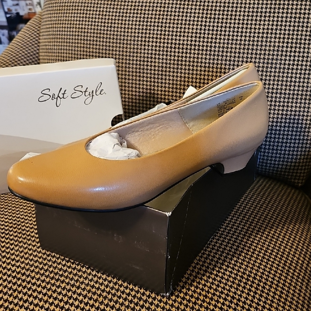 Soft Style Women's Camel Low Heels
